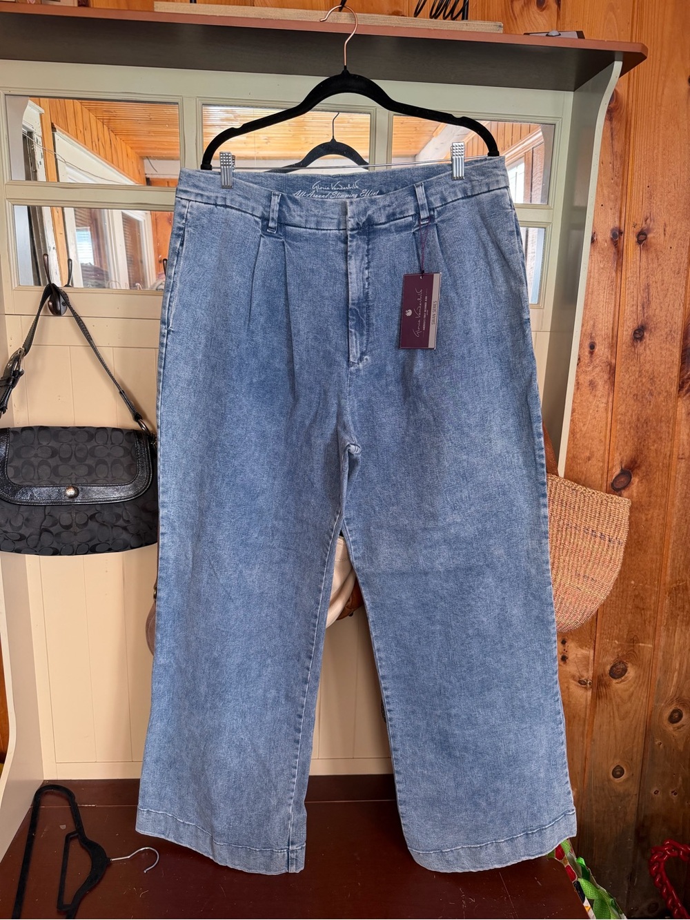 Gloria Vanderbilt Women’s Relaxed Light Blue Wash Jeans